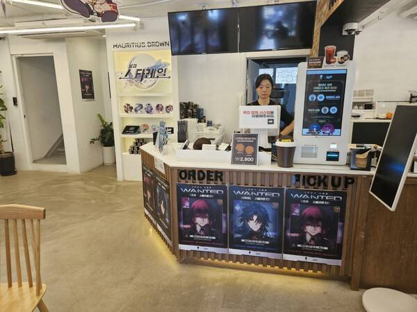 - 매장에 입장하면 카프카와 블레이드 수배지가 반겨준다