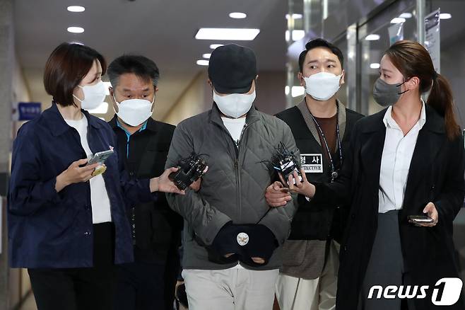 우리은행에서 6년간 세 차례에 걸쳐 회삿돈 614억원을 횡령한 직원 A씨가 6일 오전 서울 중구 남대문경찰서에서 검찰로 송치되고 있다. A씨는 지난 2012년부터 2018년까지 6년 동안 세 차례에 걸쳐 회삿돈을 인출해 총 614억원을 횡령한 혐의를 받는다. 2022.5.6/뉴스1 ⓒ News1 이승배 기자