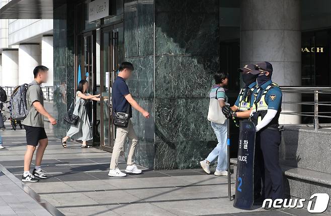 4일 오전 묻지마 흉기 난동 사건이 발생한 경기 성남시 분당구 서현역에 경찰 병력이 배치돼 있다. 2023.8.4/뉴스1 ⓒ News1 김영운 기자