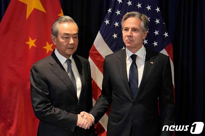 토니 블링컨 미국 국무장관(오른쪽)과 왕이 중국 외교부장. 2023.7.13 ⓒ AFP=뉴스1