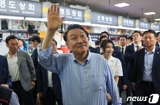 윤석열 대통령이 27일 부산 중구 자갈치시장을 찾아 상인들에게 인사하고 있다. (대통령실 제공) 2023.7.27/뉴스1 ⓒ News1 오대일 기자