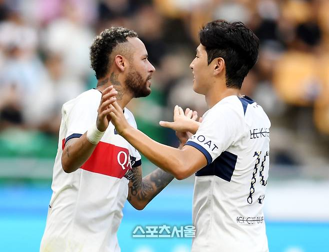 파리생제르맹(PSG) 네이마르가 3일 부산아시아드주경기장에서 열린 전북 현대와 쿠팡플레이 시리즈 프리시즌 친선경기에서 두 번째 골을 넣은 후 이강인과 하이파이브를 하고 있다. 2023. 8. 3.부산 | 최승섭기자 thunder@sportsseoul.com