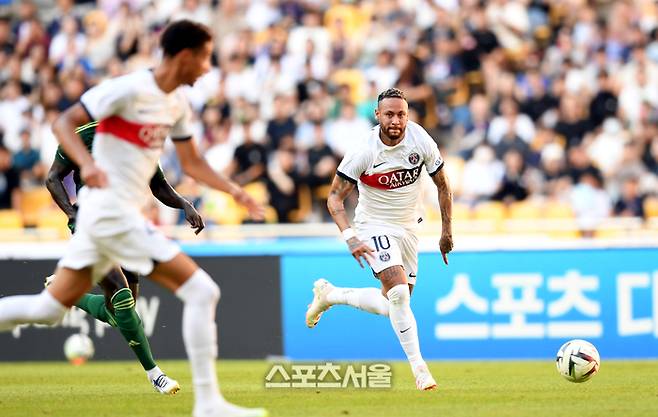 파리생제르맹(PSG) 네이마르가 3일 부산아시아드주경기장에서 열린 전북 현대와 쿠팡플레이 시리즈 프리시즌 친선경기에서 드리블을 하고 있다. 2023. 8. 3.부산 | 최승섭기자 thunder@sportsseoul.com
