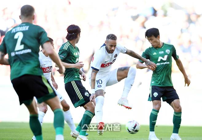 파리생제르맹(PSG) 네이마르가 3일 부산아시아드주경기장에서 열린 전북 현대와 쿠팡플레이 시리즈 프리시즌 친선경기에서 전북현대 수비에 둘러싸여 고전하고 있다. 2023. 8. 3.부산 | 최승섭기자 thunder@sportsseoul.com