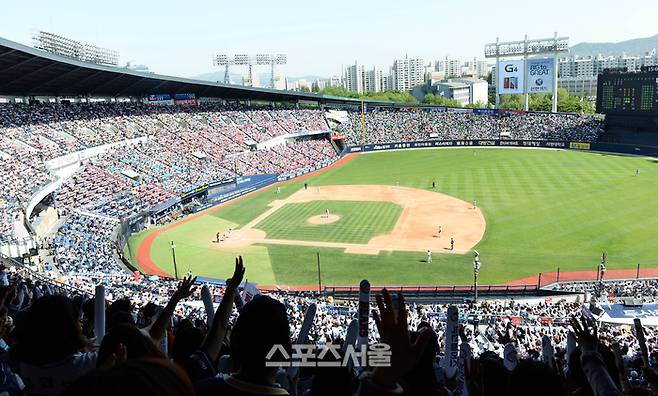 매진된 잠실구장 풍경. 잠실 | 박진업기자 upandup@sportsseoul.com