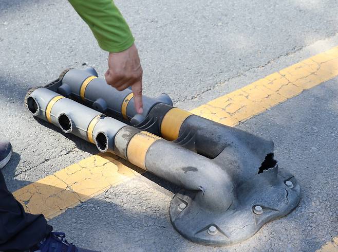 3일 대구 낮 기온이 37.7도까지 치솟은 가운데 수성구 파동행정복지센터 앞 도로에 설치된 중앙분리대가 열기를 견디지 못하고 쓰려져있다.연합뉴스