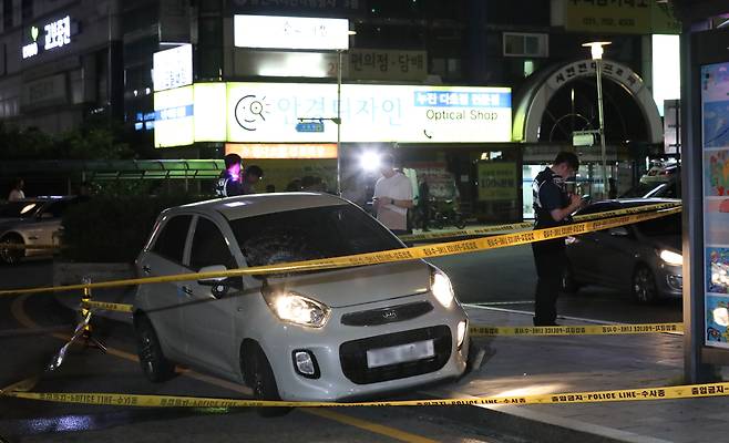 서현역 일대에서 묻지마 흉기난동 사건이 발생한 3일 오후 경기 성남시 분당 서현역 AK백화점 앞에 범인이 인도로 돌진한 차량이 세워져 있다. /뉴스1