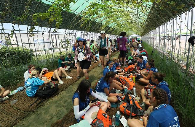 4일 오후 폭염에 온열환자가 속출하고 있는 2023 새만금 제25회 세계스카우트잼버리대회장에서 참가자들이 그늘 막 쉼터에 촘촘히 앉아 휴식을 취하고 있다. /신현종 기자