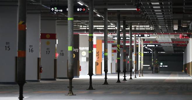 경기 오산시 청학동 오산세교2 A6블록 아파트 지하주차장에 잭서포트(하중분산 지지대)가 설치돼 있다. /뉴스1