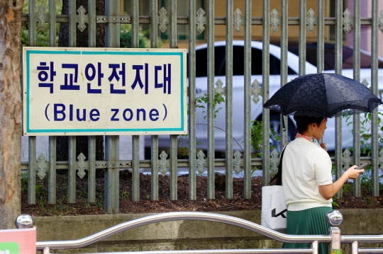 4일 오전 10시 10분 쯤 피습사건이 발생한 대전 대덕구의 한 고등학교의 담벼락에 '학교 안전지대'라고 쓰여진 팻말이 붙어있다. 사진=김영태 기자