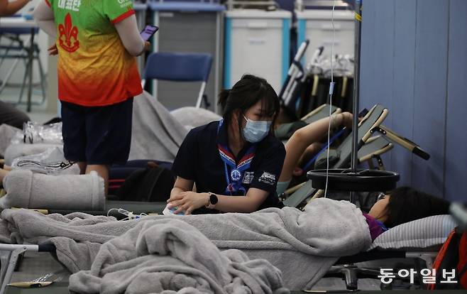 3일 오후 전북 부안군 새만금 세계스카우트 잼버리 야영지 내 잼버리 병원에서 의료진이 환자를 살피고 있다. 박형기 기자 oneshot@donga.com