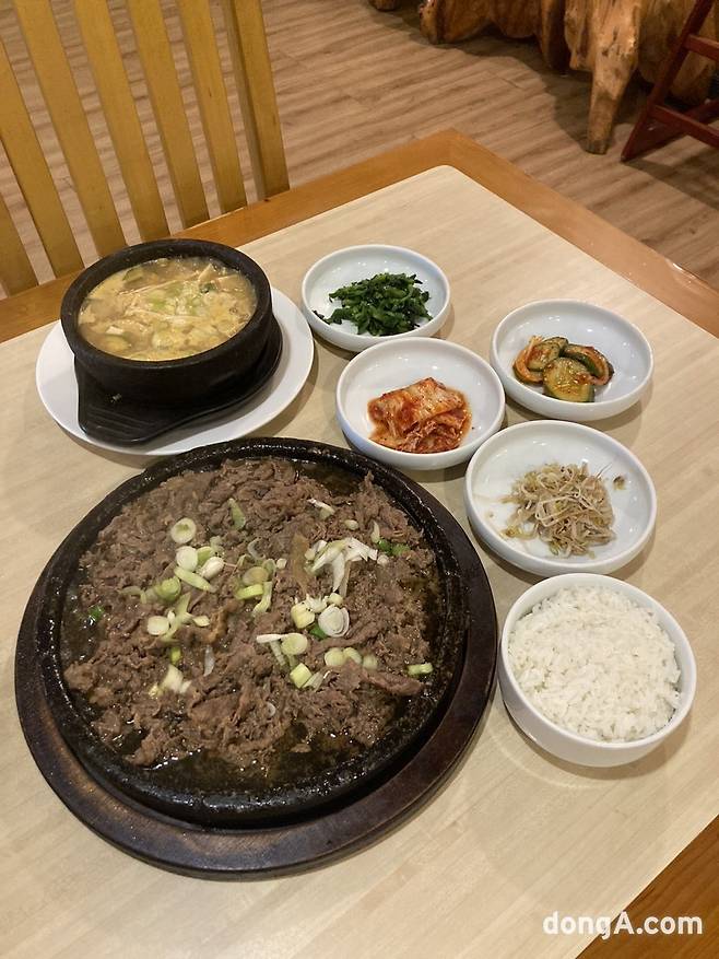 태풍 ‘마와르’ 때 백장현 사장이 한국 관광객에게 대접한 불고기와 된장찌개. 조유경 동아닷컴 기자 polaris27@donga.com