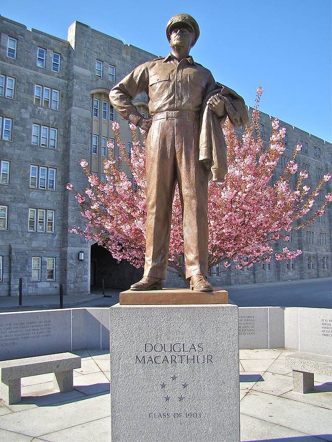 미국 뉴욕주의 육군사관학교 ‘웨스트 포인트’ 교정의 맥아더 장군 동상.   출처 영문위키