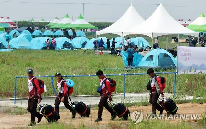 2023 새만금 세계스카우트 잼버리 개막일인 1일 전북 부안군 하서면 야영장으로 스카우트 대원들이 걸어가고 있다. 연합뉴스