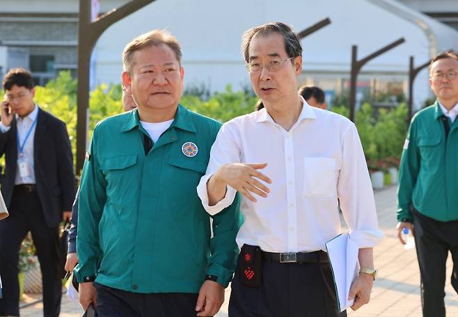 한덕수 국무총리가 4일 전북 부안군 2023 새만금 세계스카우트잼버리 대회장을 방문, 이상민 행정안전부 장관과 대회장 내 프레스룸으로 이동하고 있다. 연합뉴스