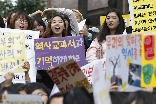 일본군 ’위안부’ 문제 해결을 위한 제1201차 정기 수요시위가 2015년 10월 서울 종로구 중학동 일본대사관 앞에서 열려 한 참가자가 ‘역사 교과서가 기억하게 하라’고 쓴 손팻말을 흔들고 있다. 이정아 기자 leej@hani.co.kr