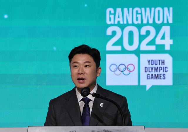 '사격 황제' 진종오가 7월 6일 서울 송파구 올림픽파크텔에서 열린 2024 강원 동계청소년올림픽 성공개최 기원 행사에 참석해 조직위원회 공동위원장 자격으로 발언하고 있다. 연합뉴스