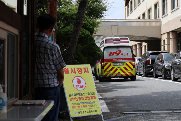 <yonhap photo-1770="">4일 오전 20∼30대로 추정되는 남성이 40대 교사를 흉기로 찌르고 도주하는 사건이 발생했다. 사건이 발생한 학교 모습. 연합뉴스</yonhap>