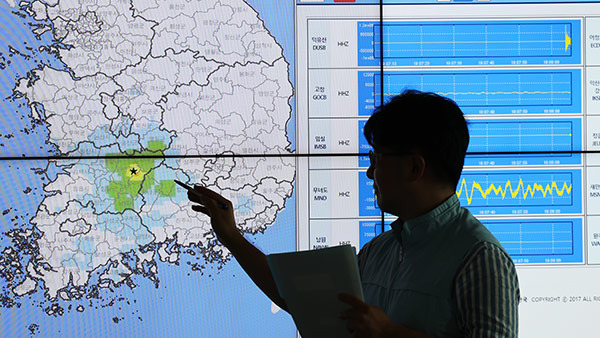 전북 장수군 지진 정보 보여주는 예보관 [연합뉴스 제공]