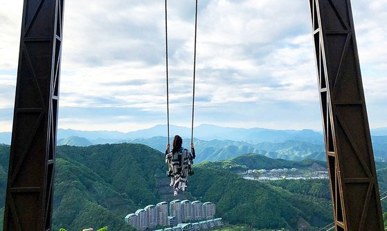 비발디파크 슬로프 정상에는 '스카이스윙'이라는 이름의 놀이 시설이 있다. 사진 소노인터내셔널