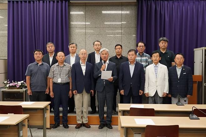 최무열 한국임업인총연합회 회장(앞줄 왼쪽 네 번째) 등 한국임업인총연합회 관계자들이 4일 정부대전청사에서 입장문을 발표하고 있다. 한국임업인총연합회 제공