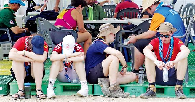 < 기진맥진 > 4일 세계스카우트잼버리대회가 열리고 있는 전북 부안군의 야영장 델타구역에서 폭염에 지친 스카우트 대원들이 쉬고 있다. 야영장에서 온열 질환자가 속출하자 대회 조직위원회는 냉수 공급 확대, 쿨링버스 130대 공급 등의 대책을 내놨다.  /뉴스1