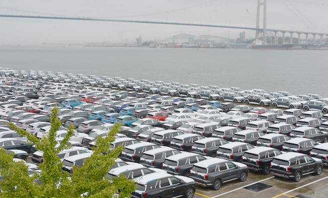 Cars are lined up for shipment at Hyundai Motor's Ulsan Plant parking lot in August 2022. (Newsis)