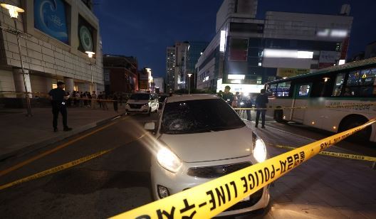 묻지마 흉기 난동 용의자, 차량 인도 돌진으로 시민 부상/사진=연합뉴스