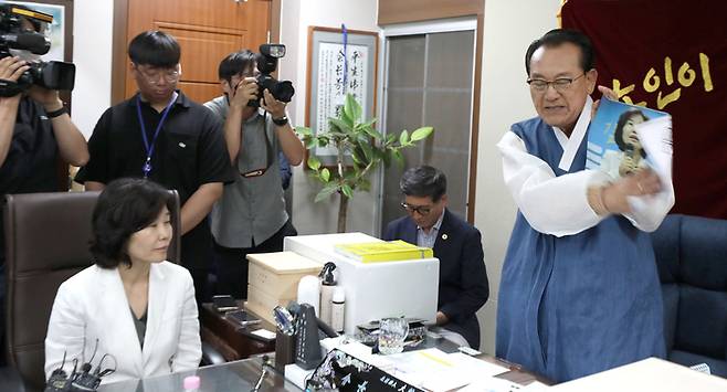 지난 3일 용산 대한노인회 중앙회에서 김호일 회장이 노인폄하 발언 사과를 위해 방문한 더불어민주당 김은경 혁신위원장과 면담 중 위원장의 뺨 대신 사진을 때리고 있다. [사진 출처 = 연합뉴스]