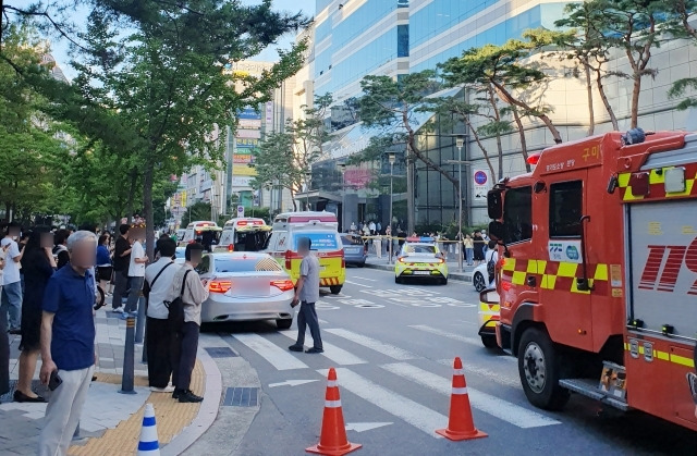 경기 성남시 분당구 서현역에서 묻지마 흉기 난동이 발생해 경찰 순찰차와 소방 구급차가 출동해 있다. [사진 = 연합뉴스]