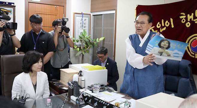 지난 3일 용산 대한노인회 중앙회에서 김호일 회장이 노인폄하 발언 사과를 위해 방문한 더불어민주당 김은경 혁신위원장과 면담 중 위원장의 뺨 대신 사진을 때리고 있다. [국회사진기자단]