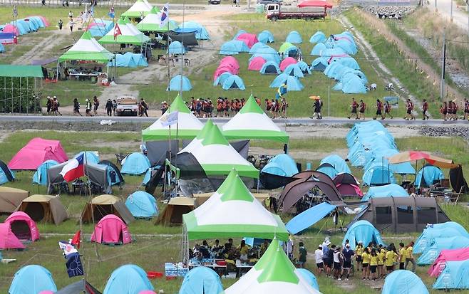 4일 전북 부안군 2023 새만금 세계스카우트잼버리 야영장에서 참가자들이 오가고 있다. 2023.8.4 [한주형 기자]