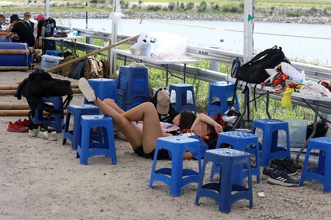 '2023 새만금 제25회 세계스카우트잼버리'가 열리고 있는 3일 전북 부안군 세계스카우트잼버리 뗏목 체험장에서 스카우트 대원들이 연일 이어지는 폭염을 피해 휴식을 하고 있다. /사진=뉴시스
