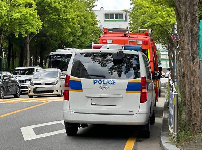 [대전=뉴시스] 김도현 기자= 4일 대전 대덕구 한 고등학교에서 20대 후반 남성이 40대 교사를 흉기로 찌르고 도주하다 검거됐다. 경찰은 학교 등을 상대로 자세한 사건 경위를 조사하고 있다. 2023.08.04.