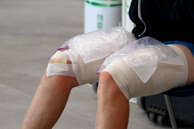 얼음주머니로 긴급 처방 4일 오전 전북 부안군 새만금 제25회 세계스카우트잼버리 야영지 내 병원에서 한 외국인 참가자가 온열질환으로 근육이 경련된 허벅지를 얼음주머니로 식히고 있다. 문호남 기자