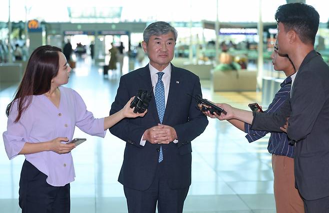 조태용 국가안보실장이 4일 오후 인천국제공항 제2여객터미널을 통해 사우디아라비아로 출국하기 전 취재진 질문에 답하고 있다. 이번 국가안보보좌관 회의에서는 볼로디미르 젤렌스키 우크라이나 대통령이 추진 중인 ‘우크라이나 평화 정상회의’ 개최 등에 관해 주요국 국가안보보좌관 간에 심도 있는 협의가 이뤄질 예정이다. [연합]