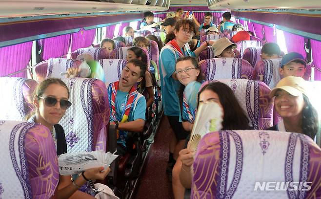 [부안=뉴시스] 김얼 기자 = '2023 새만금 제25회 세계스카우트잼버리'가 한창인 4일 전북 부안군 세계스카우트잼버리 델타존에 마련된 쿨링버스에서 스카우트 대원들이 더위를 식히고 있다. 2023.08.04. pmkeul@nwsis.com