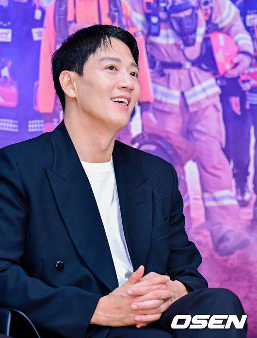 [OSEN=지형준 기자]배우 김래원이 포토타임을 지켜보며 즐거워하고 있다. 2023.08.04 /jpnews@osen.co.kr