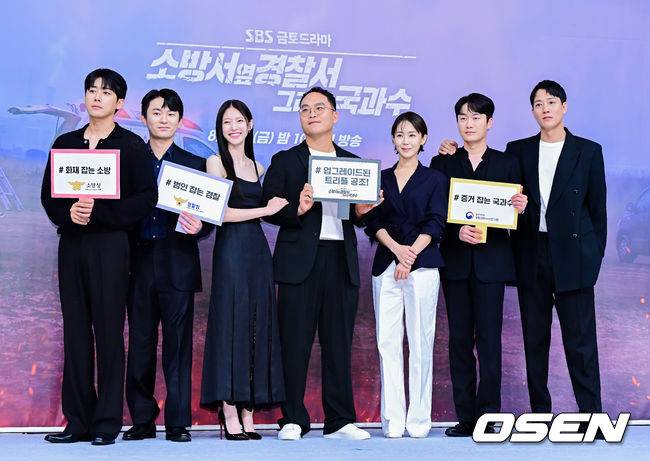 [OSEN=지형준 기자]배우 손호준, 강기둥, 공승연, 신경수 감독, 손지윤, 오의식, 김래원이 포토타임을 하고 있다. 2023.08.04 /jpnews@osen.co.kr