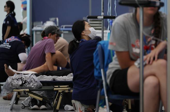 8월3일 전북 부안군 새만금 세계스카우트 잼버리 야영지 내 잼버리 병원에서 의료진이 환자를 살피고 있다. ⓒ 연합뉴스
