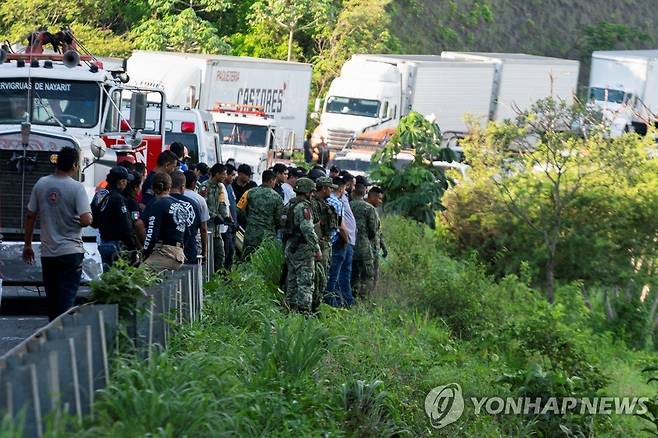 멕시코 버스 추락 사고 현장 (테픽 로이터=연합뉴스) 3일(현지시간) 멕시코 테픽 버스 추락 사고 현장에 구조당국 관계자와 군인 등이 모여 있다. 2023.8.4