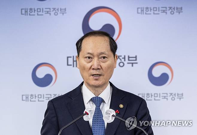 2023년 업무보고 내용 발표하는 이완규 법제처장 (서울=연합뉴스) 황광모 기자 = 이완규 법제처장이 지난 25일 오후 서울 종로구 정부서울청사 브리핑실에서 2023년 법제처에서 중점 추진할 업무에 대해 발표하고 있다. 2023.1.26 hkmpooh@yna.co.kr