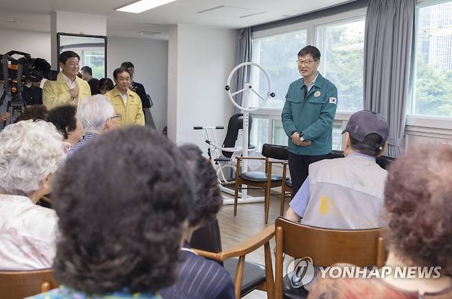 무더위쉼터 현장 방문한 이기일 1차관 (서울=연합뉴스) 이기일 보건복지부 제1차관이 4일 서울 중구 묵정경로당의 무더위 쉼터를 방문해 여름철 무더위로 지친 어르신들의 안부를 확인하고 애로사항을 청취하고 있다. 2023.8.4 [보건복지부 제공. 재판매 및 DB 금지] photo@yna.co.kr