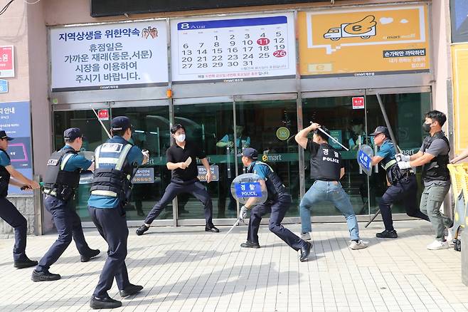 4일 제주시 삼도동 이마트 제주점에서 이뤄진 '묻지마 범죄' 대비 FTX [제주동부경찰서 제공. 재판매 및 DB 금지]