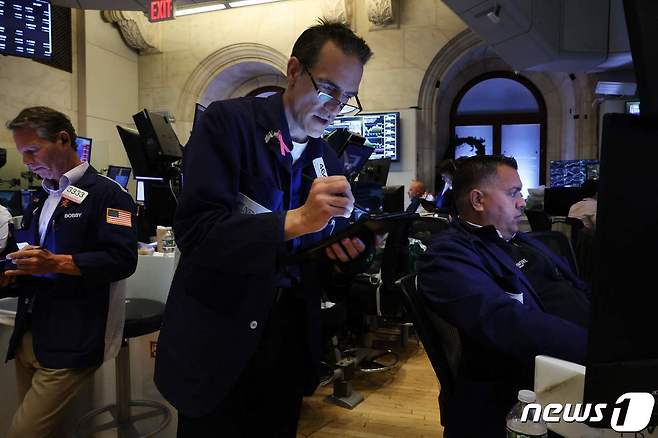 NYSE 트레이더들. 2023.08.02/ ⓒ AFP=뉴스1 ⓒ News1 임윤지 기자