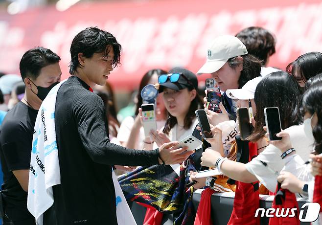 대한민국 축구대표팀 조규성이 17일 오전 부산시 연제구 부산아시아드주경기장에서 열린 파워에이드 오픈트레이닝에서 훈련을 마친 뒤 팬들에게 사인을 해주고 있다. 2023.6.17/뉴스1 ⓒ News1 박정호 기자