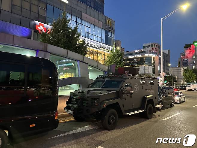 서울시 신림역, 성남시 서현역 등에서 흉기난동 사건이 연이어 발생하며 경찰 당국이 특별치안 활동을 선포한 4일 오후 경기 성남시 분당구 오리역 인근에 무장 경찰 병력과 전술 장갑차 등이 배치돼 있다. (경찰청 제공) 2023.8.4/뉴스1