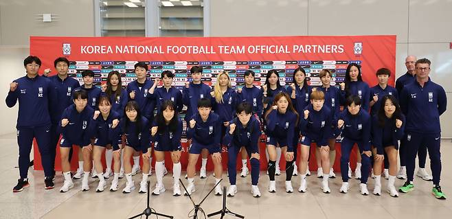 한국 여자 축구 대표팀이 5일 오후 인천공항을 통해 귀국해 기념 촬영을 하고 있다./연합뉴스