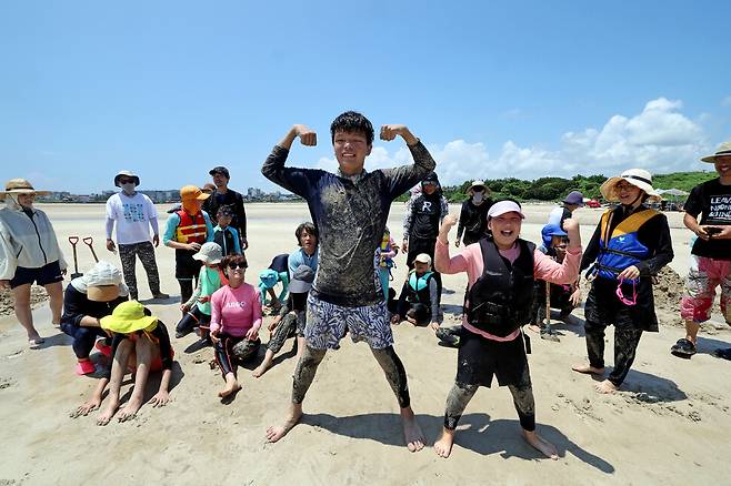 전날 무밭에서 생태놀이를 한 참가자들이 이튿날인 7월30일 소금막해변(서귀포시 표선면)으로 장소를 옮겨 갯벌놀이를 하고 있다. 이정용 선임기자 lee312@hani.co.kr