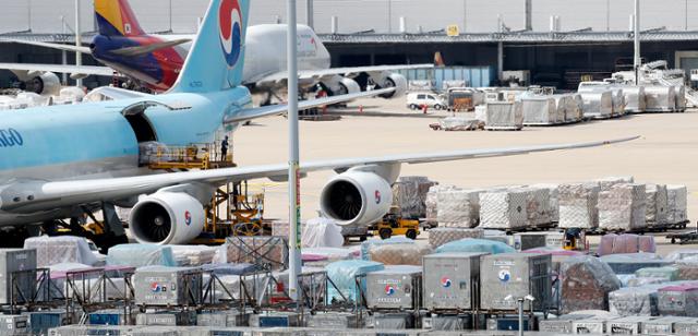 화이자의 코로나19백신 462만5,000회분이 2021년 9월 22일 인천국제공항을 통해 들어오고 있다. 인천=뉴스1
